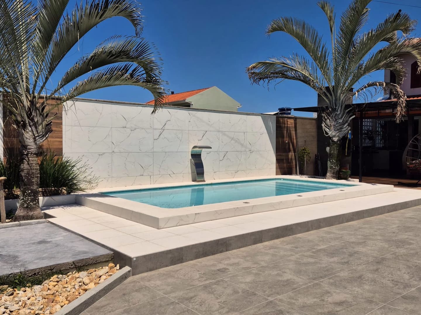 Piscina privativa da Casa Aconchego do Sonho com área de descanso ao redor