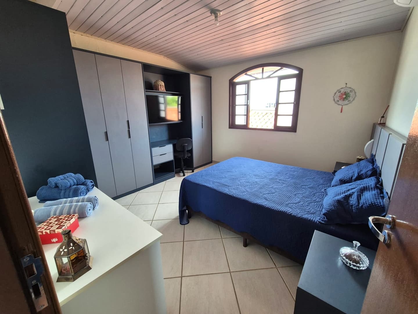 Quarto 1 com cama de casal
